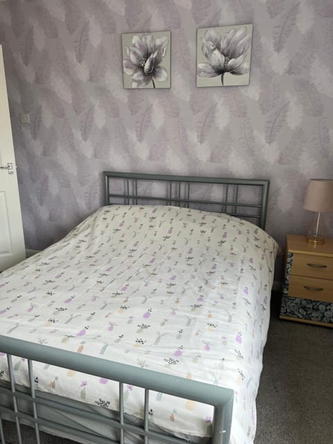 Treetops - Sleeps 8 entire house private parking close to town centre and stadium House in Wigan
