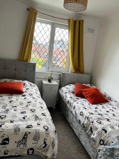 Treetops - Sleeps 8 entire house private parking close to town centre and stadium House in Wigan
