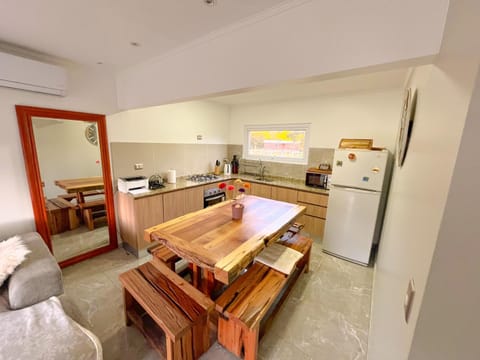 Kitchen or kitchenette, Dining area, minibar, pet friendly