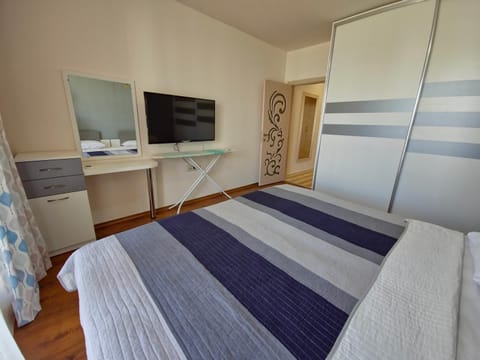 Bed, TV and multimedia, Bedroom