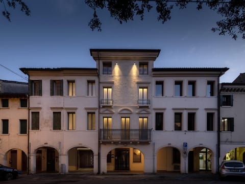 Property building, Facade/entrance, Night