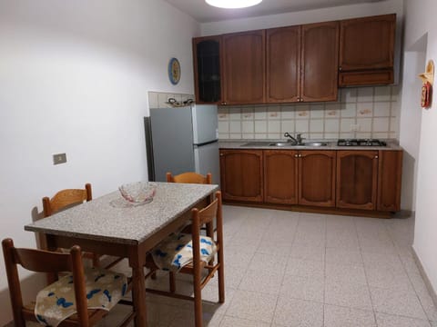 Kitchen or kitchenette, Dining area, stove