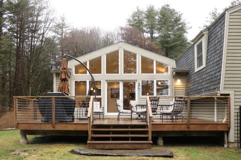 Woodland Hills Modern Cottage Minutes from Downtown Great Barrington Haus in Great Barrington