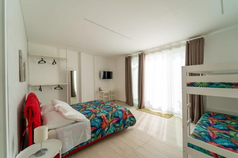 Bed, TV and multimedia, Photo of the whole room, Bedroom, bunk bed, wardrobe