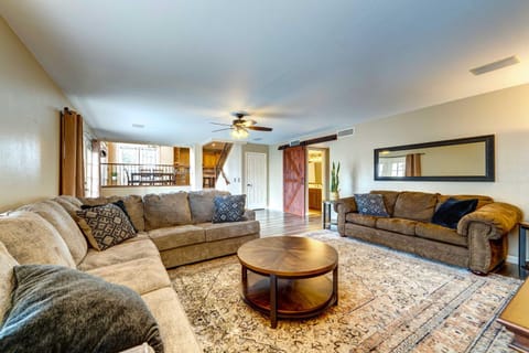 Peoria Vacation Rental with Pool and Hot Tub! Casa in Glendale