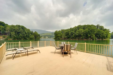 Lakefront Butler Retreat with Hot Tub and Dock! Maison in Watauga Lake
