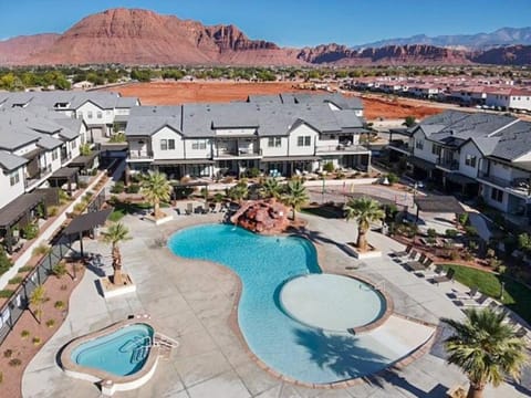 Ocotillo Springs Resort 47 Brand New Home-Private Hot tub, BBQ Grill, Ping Pong, & Resort Pool House in Santa Clara