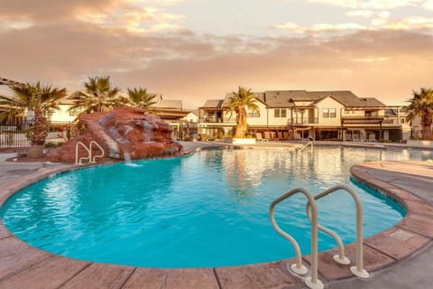 Ocotillo Springs Resort 47 & 48 Retreat Connected homes sleeps 31 guest Private Pool & Hot Tub Haus in Santa Clara