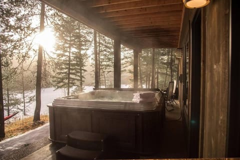 Gleneagles Golf Course Retreat With Hot Tub Haus in Glacier National Park