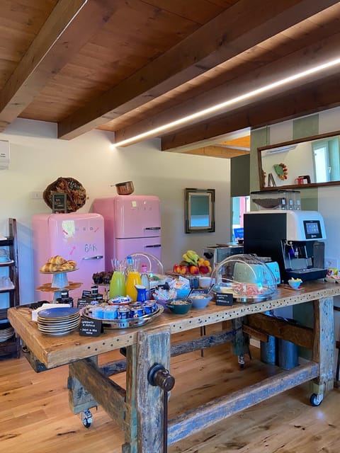 Food and drinks, Dining area, Food, Breakfast, Continental breakfast