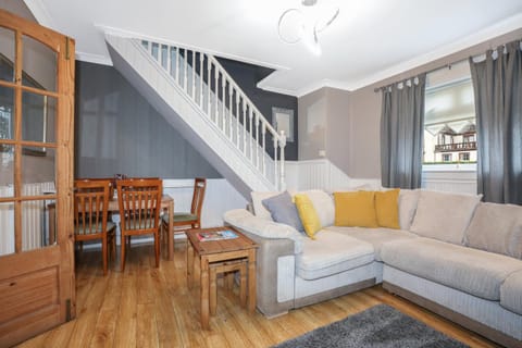 Beautiful 4 Bedroom Cottage - Free Parking House in Edinburgh