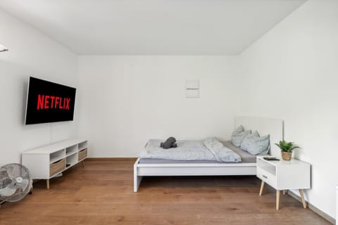 Bed, TV and multimedia, Photo of the whole room, Bedroom