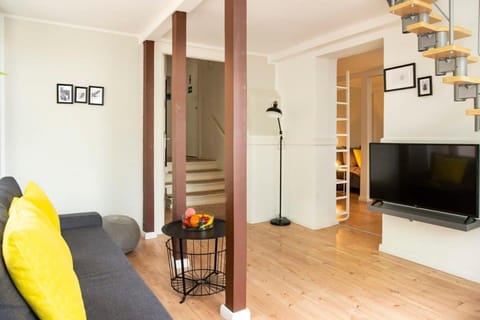 Stylish Loft Apartment plus SelfCheckIn plus Street Parking Apartment in Berlin