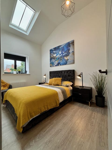 Barn Conversion, Town Centre, Brand new, Beautiful designed, light, fresh and spacious, Secure parking option, Netflix TV ready, Wifi Apartment in Wellingborough
