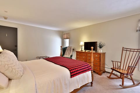 The Birch Ridge- Colonial Maple Room #1 - Queen Suite in Renovated Killington Lodge home Nature lodge in Mendon