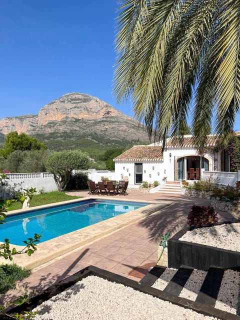 Property building, Day, Garden, Garden view, Swimming pool