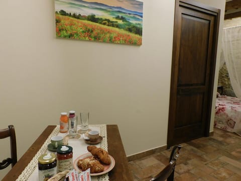 Bed, Photo of the whole room, Dining area