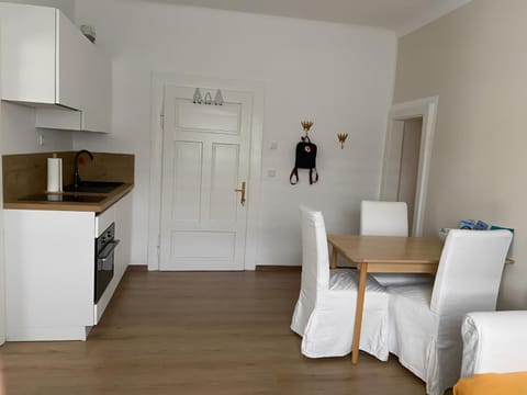 Kitchen or kitchenette, Dining area, minibar, pet friendly, stove