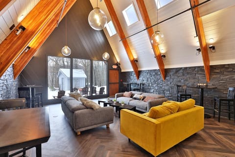 The Birch Ridge- American Classic Room #7 - King Suite in Killington, Hot Tub, home Nature lodge in Mendon