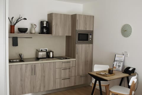 Coffee/tea facilities, Kitchen or kitchenette, microwave, stove, toaster