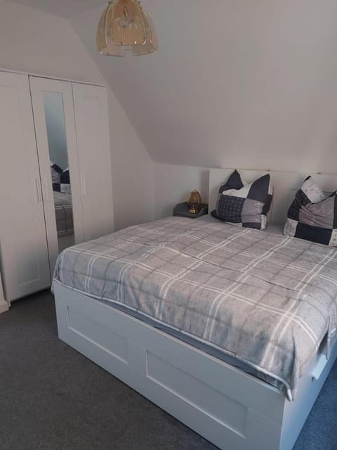 Bed, Photo of the whole room, Bedroom, wardrobe