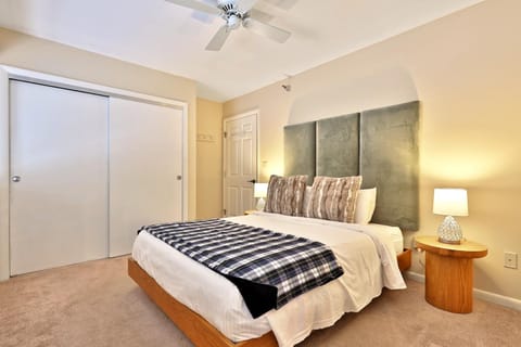 The Birch Ridge- Owner's Suite #5 - Queen Sofa Bed Suite in Killington, Hot Tub, Renovated, home Nature lodge in Mendon