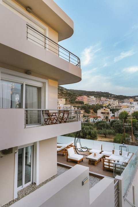 Property building, Day, Balcony/Terrace, Seating area