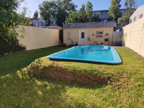 Casita Casa con parque, estacionamiento y pileta en Tigre House in Rincón de Milberg