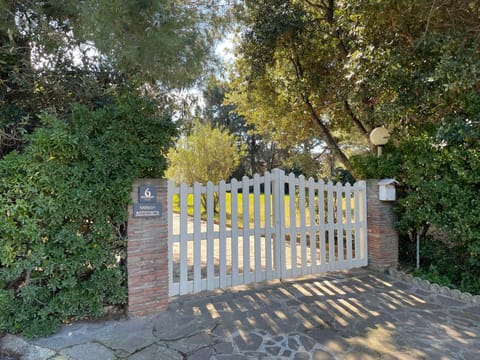 Facade/entrance, Garden, Garden view