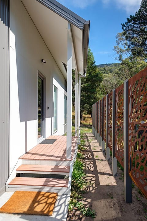 Serenity Halls Gap 4 Absolute NP Frontage House in Halls Gap