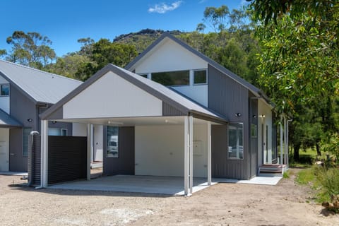 Serenity Halls Gap 4 Absolute NP Frontage House in Halls Gap