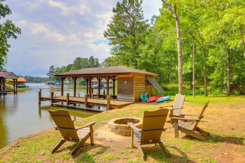 Charming Lake Sinclair Cabin Fire Pit, Dock House in Lake Sinclair