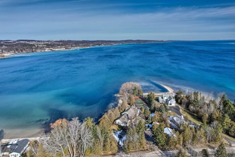 Idyllic Suttons Bay Home, Direct Water Access Haus in Suttons Bay