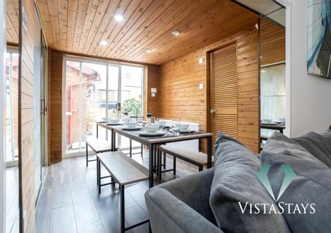 New Modern Spacious 5 Bedroom House by Vista Stays Short Lets & Serviced Accommodation Manchester with Parking House in Manchester