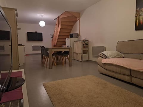 Chambre privative dans un grand appartement Urlaubsunterkunft in Langres