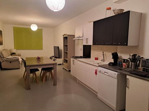 Chambre privative dans un grand appartement Urlaubsunterkunft in Langres