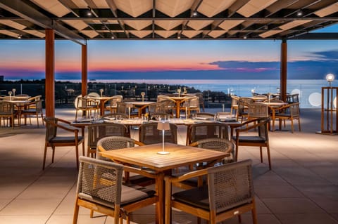 Restaurant/places to eat, Banquet/Function facilities, Breakfast, Lunch, Dinner