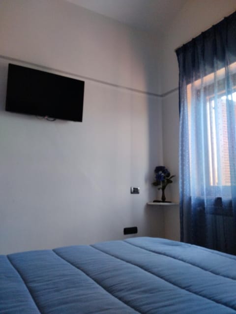 Bed, TV and multimedia, Bedroom