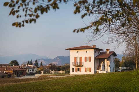 Property building, Day, Natural landscape, Landmark view, Mountain view, Location, Parking