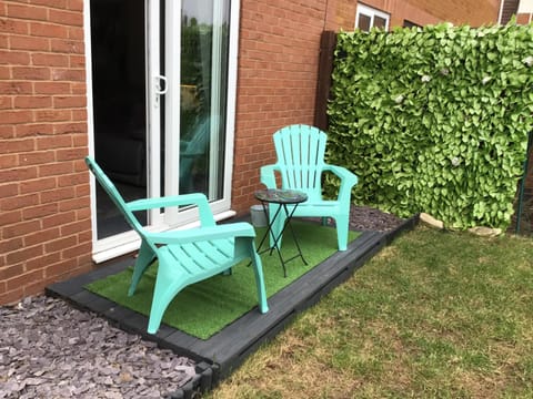 WORCESTER Fabulous Cherry Tree Mews self check in dogs welcome by prior arrangement , 2 double bedrooms ,super fast Wi-Fi, with free off road parking for 2 vehicles near Royal Hospital and woodland walks House in Worcester