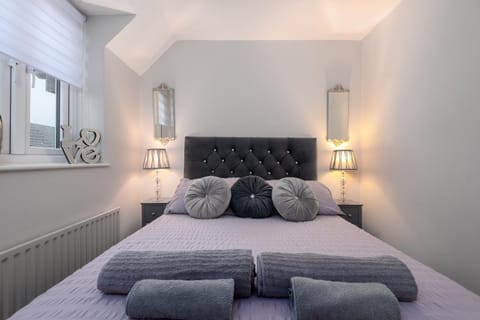 WORCESTER Fabulous Cherry Tree Mews self check in dogs welcome by prior arrangement , 2 double bedrooms ,super fast Wi-Fi, with free off road parking for 2 vehicles near Royal Hospital and woodland walks Casa in Worcester