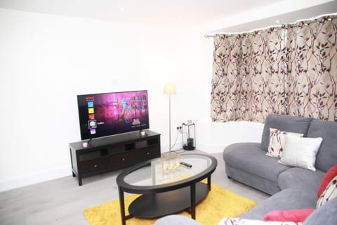 Deluxe 4-Bed House Close2 Wembley Stadium Maison in Edgware