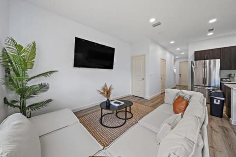 4-bed Wpb Home Near 95, Airport, Dt & Beaches Casa in Riviera Beach