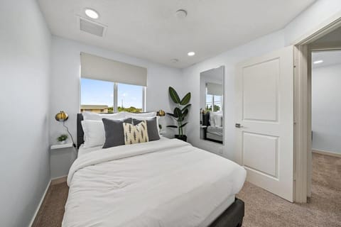 4-bed Wpb Home Near 95, Airport, Dt & Beaches Casa in Riviera Beach