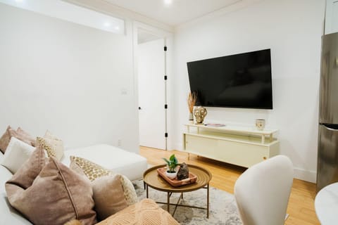 1288-4R Newly furnished Prime UES 2BR Apartment in Roosevelt Island