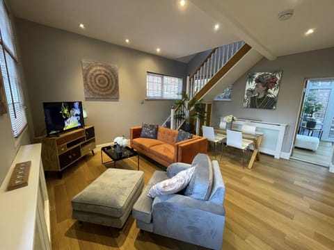 Luxury 3-bed Victorian Townhouse Hosted by Hutch Lifestyle Haus in Royal Leamington Spa