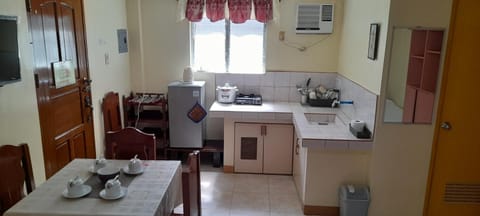 Kitchen or kitchenette, Dining area, stove