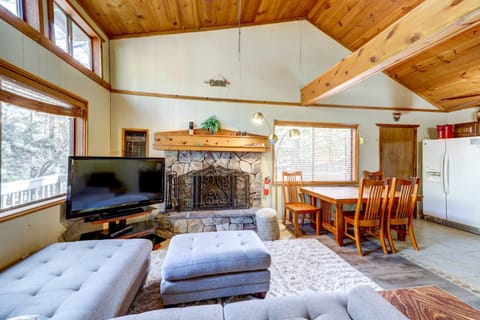 Cozy Pine Cabin with Fire Pit Near Hiking! Casa in Strawberry