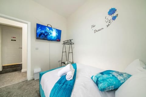 *16*b* setup for your most amazing & relaxed stay + Free Parking + Free Fast WiFi * House in Leeds