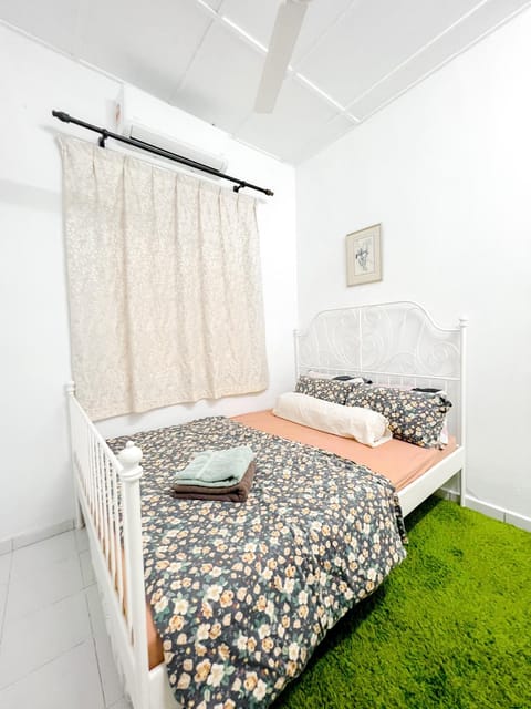 Bed, Photo of the whole room, Bedroom, heating, wardrobe, air conditioner